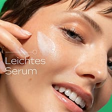 Model trägt Produkt auf