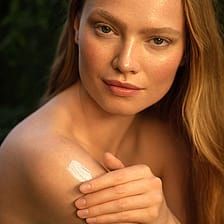 Frau mit Skin Food Body Butter