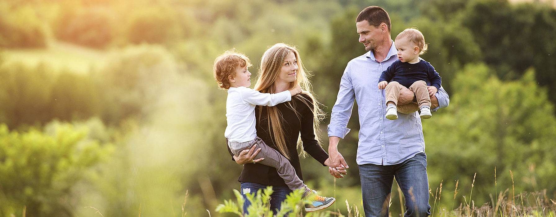 Familie geht in der Natur spazieren