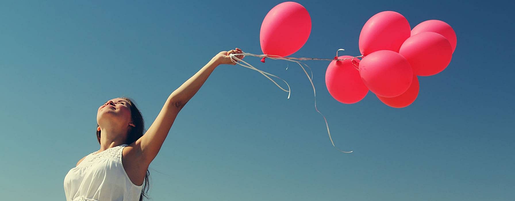 Frau mit Luftballons