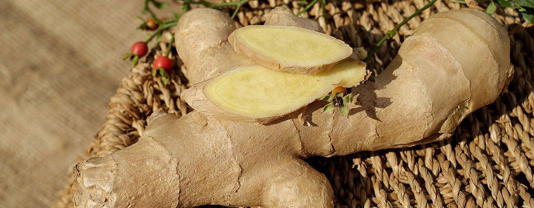 Ingwerwurzel in einem geflochtenen Korb