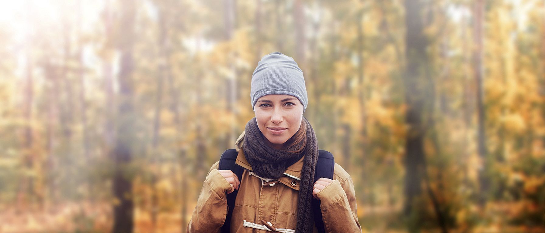Frau im Herbstwald am wandern