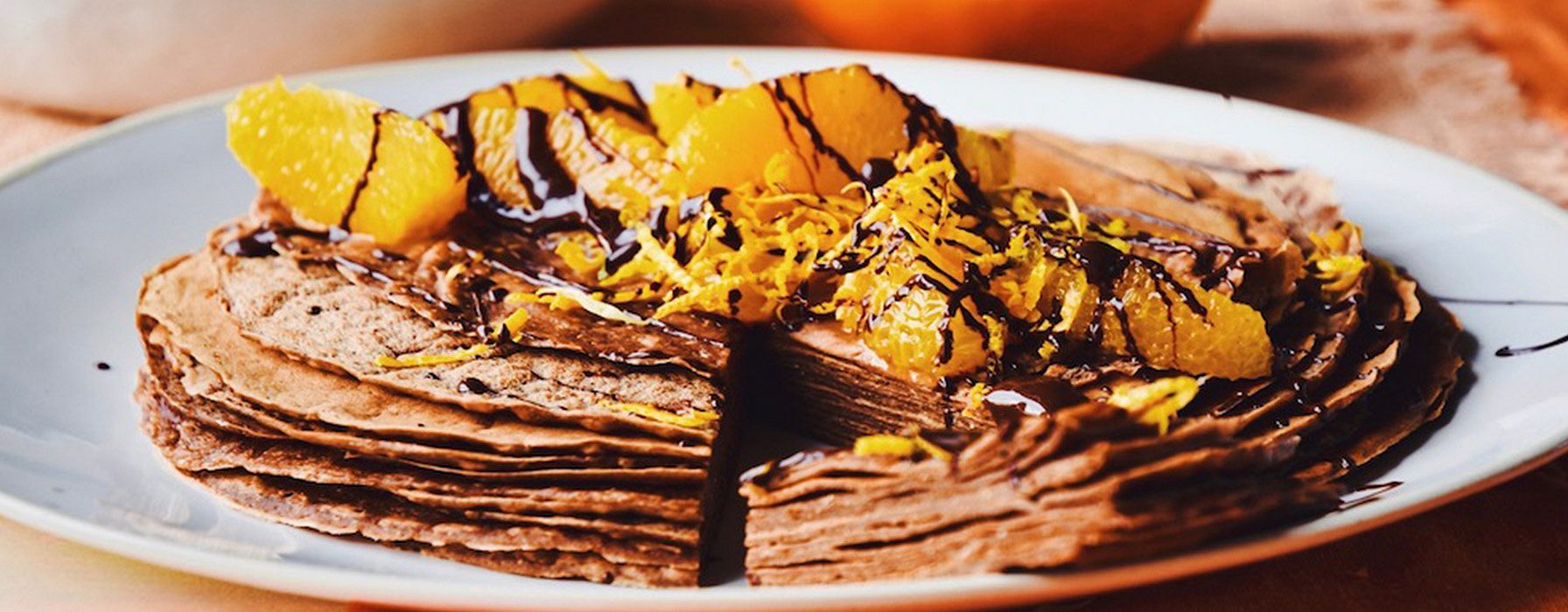 Kakao-Crêpes mit marinierten Orangen auf einem Teller