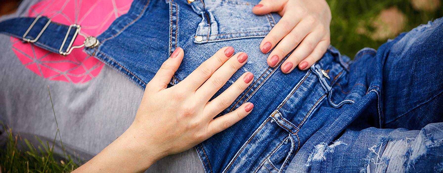 Hände auf schwangerem Bauch
