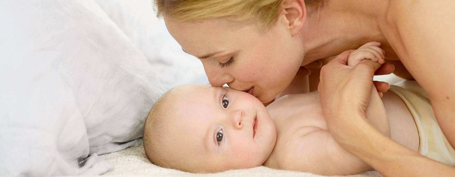 Mutter küsst ihr Baby