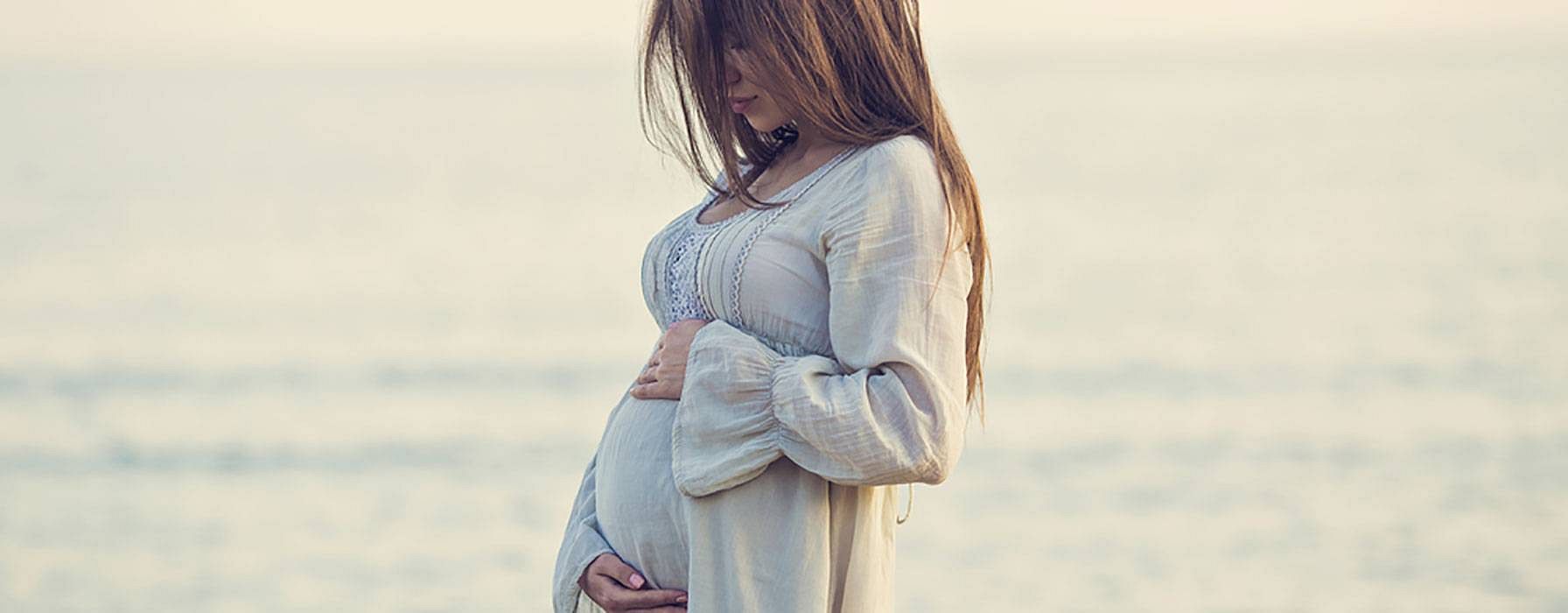Frau hält ihren Bauch