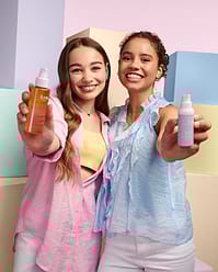 två tonåringar håller i minLen produkter