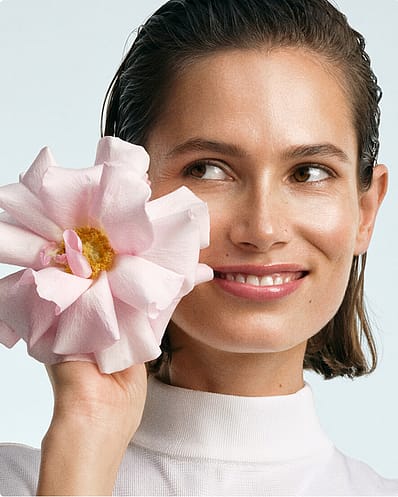 Frau mit Mandelblüte