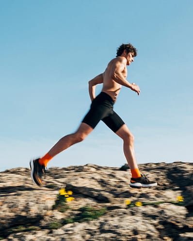 sportif qui court sur les rochers