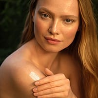 Skin Food smeren op schouder