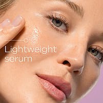 Model doet product op