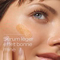 Femme appliquant le produit