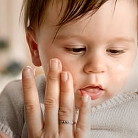 Model trägt Produkt auf