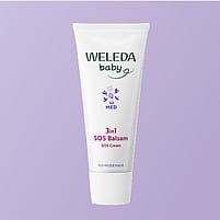 Anwendung Balsam auf Baby Gesicht