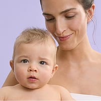 Mutter oben rechts, Baby unten links vor violettem Hintergrund