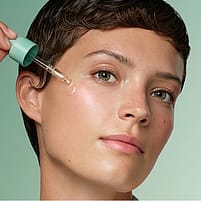 Model trägt Produkt auf