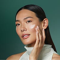 Model trägt Produkt auf