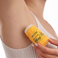 Femme s'applique le déo