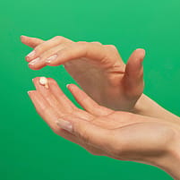 Slow Aging Astaxanthin Serum Drops a ruka
