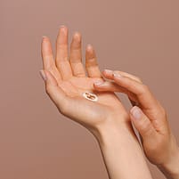 Sunkissed Bronzing Serum Drops na ruce