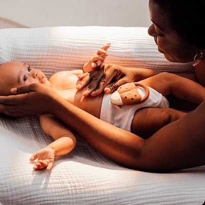 femme tient bébé dans ses bras