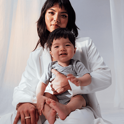 maman avec bébé dans les bras