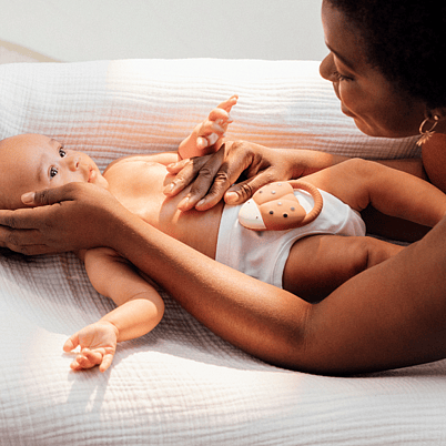 frau hält baby im arm
