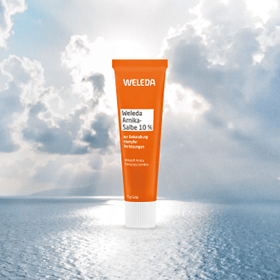 Frau rennt auf Klippen entlang