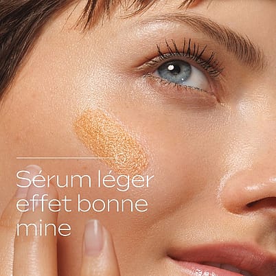 Femme appliquant le produit