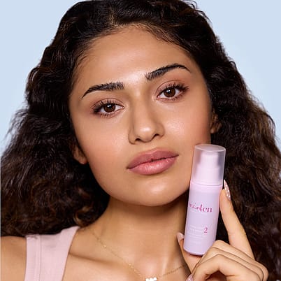 Frau trägt Produkt auf