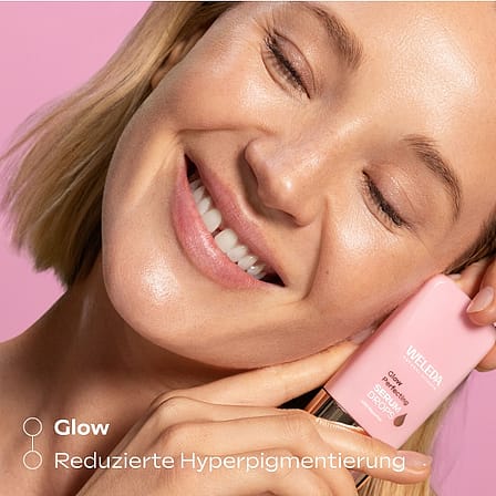 Model hält Produkt an ihr Gesicht