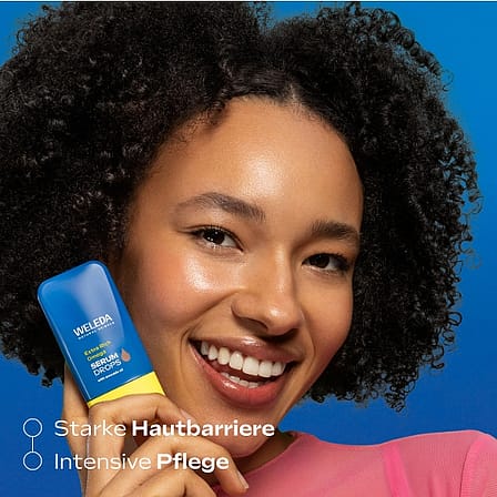 Model hält Produkt in die Kamera