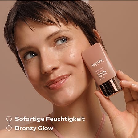 Model hält Produkt neben das Gesicht