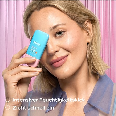 Frau hölt Produkt vors Gesicht