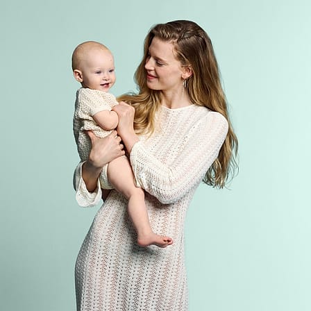 Model hält Produkt neben das Gesicht