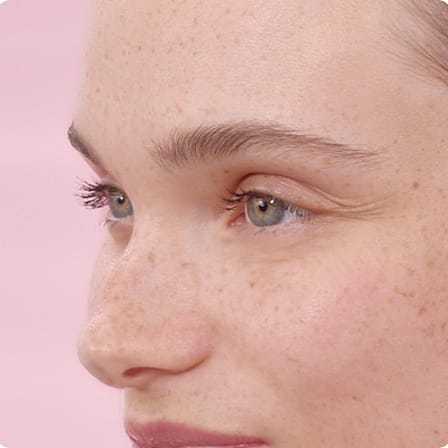 Junge Frau vor rosa Hintergrund