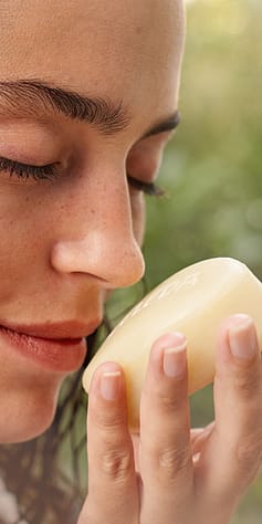 Sprchujúca sa žena čucha k vôni mydla Shower Bar