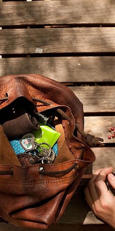 Handtasche mit diversen Utensilien und einer Skin Food light Tube