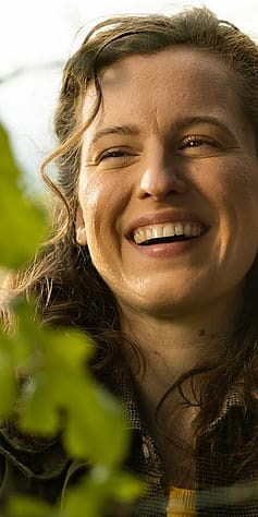 Femme près de la vigne