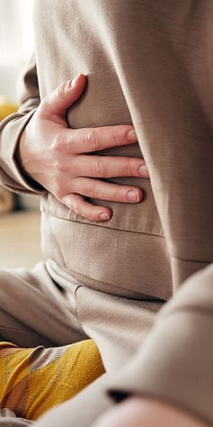 Hand auf Bauch