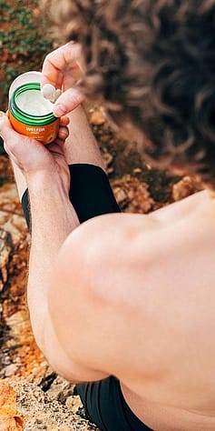 Mann benutzt Arnika Body Butter