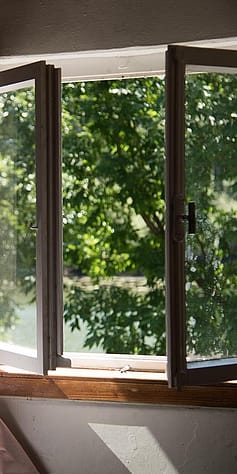 La fenêtre donnant sur le jardin est ouverte