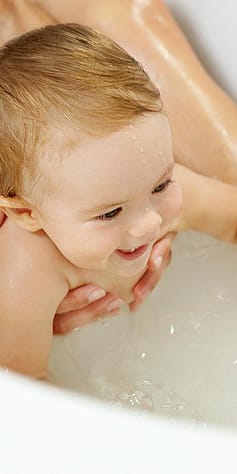 bébé dans le bain