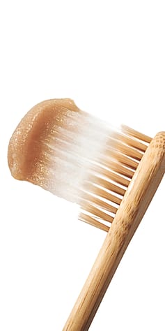 Ratanhová zubní pasta na kartáčku