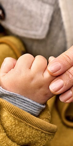 žena natírá dětské ručičky weleda baby calendula