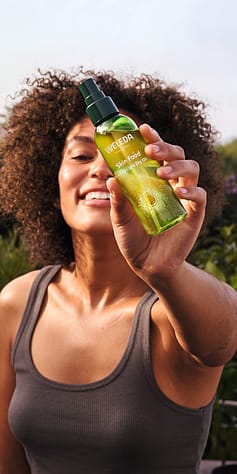 žena ukazuje na kameru skin food dry oil