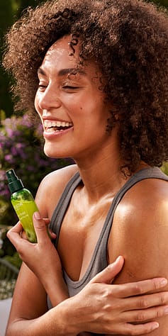 žena aplikuje skin food dry oil