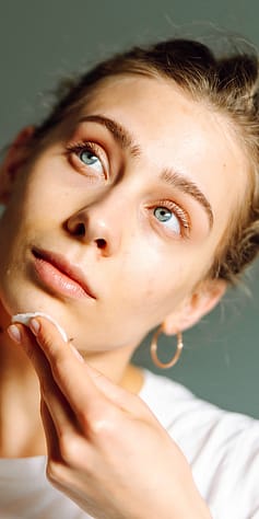 žena odličuje pleť