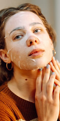 Mladá dívka s pleťovou maskou