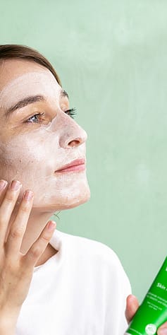 Mladá žena používá Skin Food krém